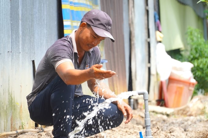 Một trong những giải pháp trước mắt và lâu dài giải quyết vấn đề nguồn nước cho ĐBSCL là thay đổi nhận thức sử dụng nước của người dân. Ảnh: Kim Anh.